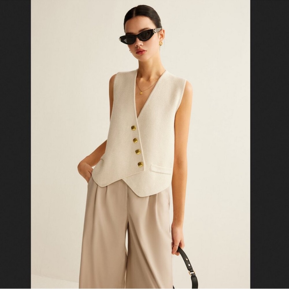Commense Large Ivory White Asymmetrical Button Up
Knit Sweater Vest Minimalist